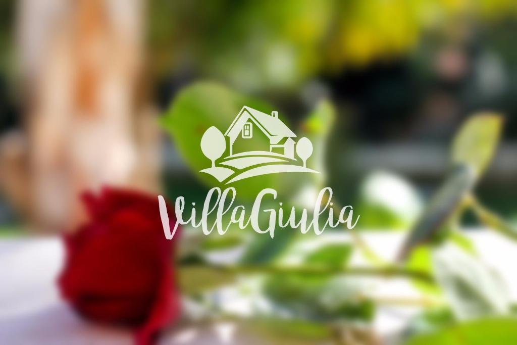 un logo pour un restaurant avec une maison sur lui dans l'établissement Villa Giulia, à Crotone