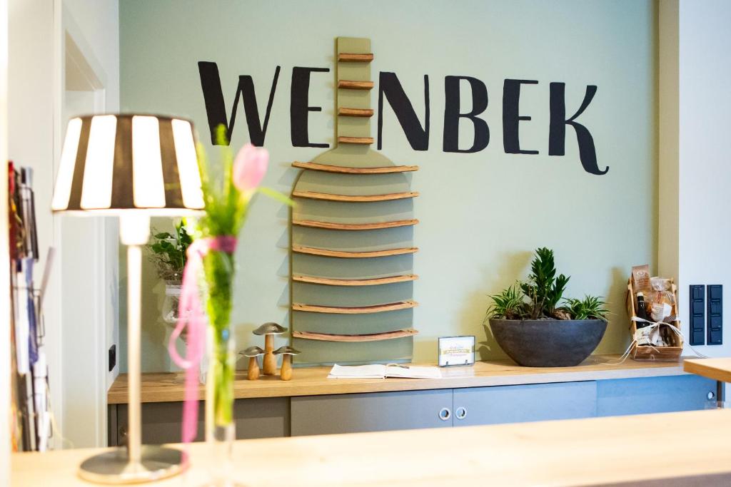 uma mesa com uma lâmpada e um sinal que diz que ajudamos em Weinbek em Fockbek