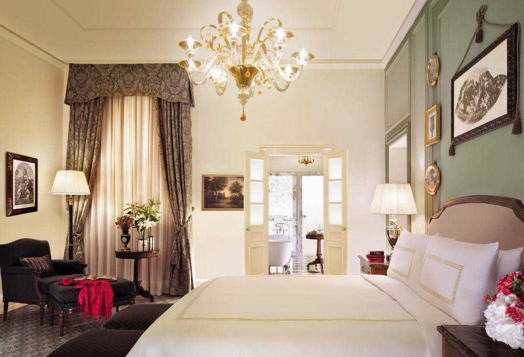 Postel nebo postele na pokoji v ubytování Four Seasons Hotel Firenze