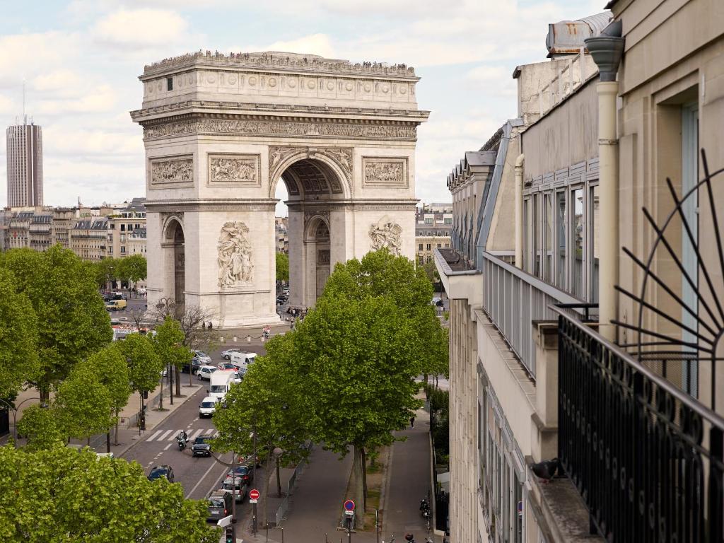 パリにあるGrand Hôtel Champs-Elyséesの建物から凱旋門を望む