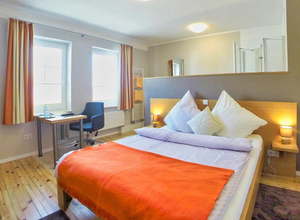 Postel nebo postele na pokoji v ubytování Hotel Maurer