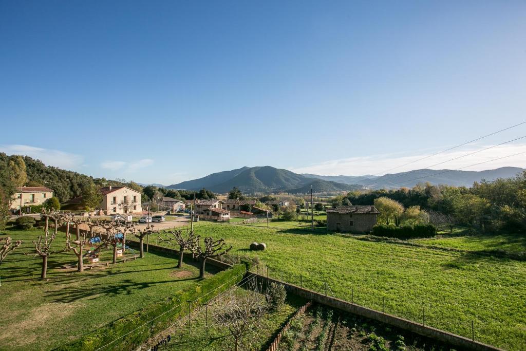 una vista de una granja con montañas en el fondo en Fonda Barris, en Joanetes