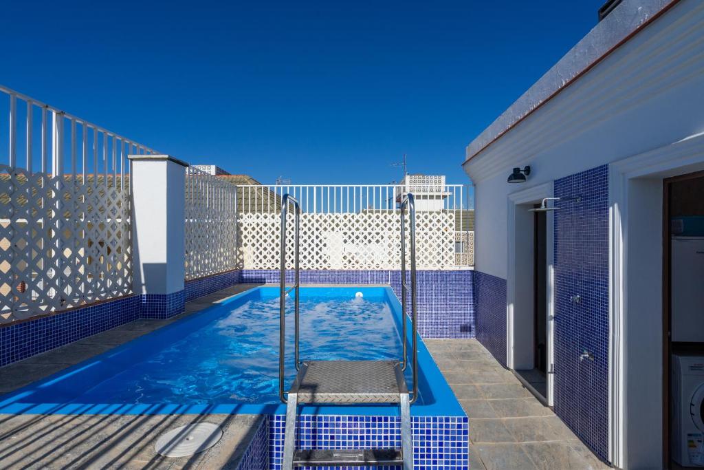 una pequeña piscina en el balcón de un edificio en Pool Penthouse in La Cala de Mijas Ref 19, en Mijas Costa