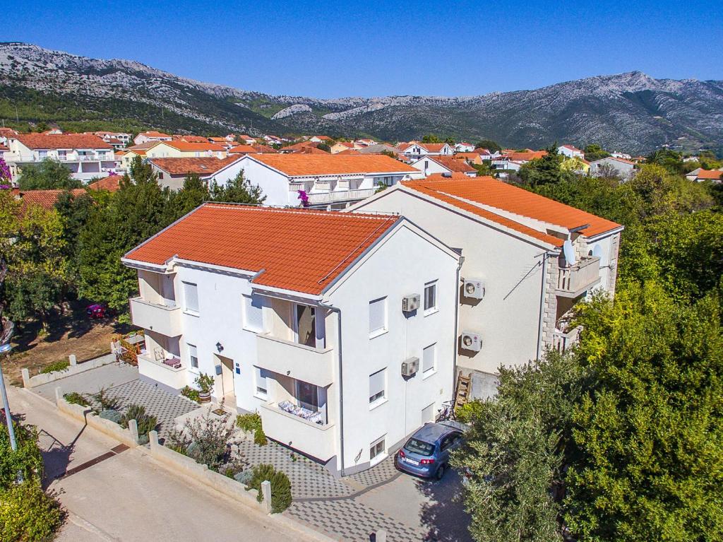 una vista aérea de una casa blanca con techo naranja en Apartments Leko, en Orebić