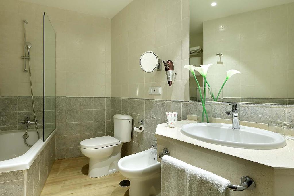 A bathroom at Exe Isla Cartuja
