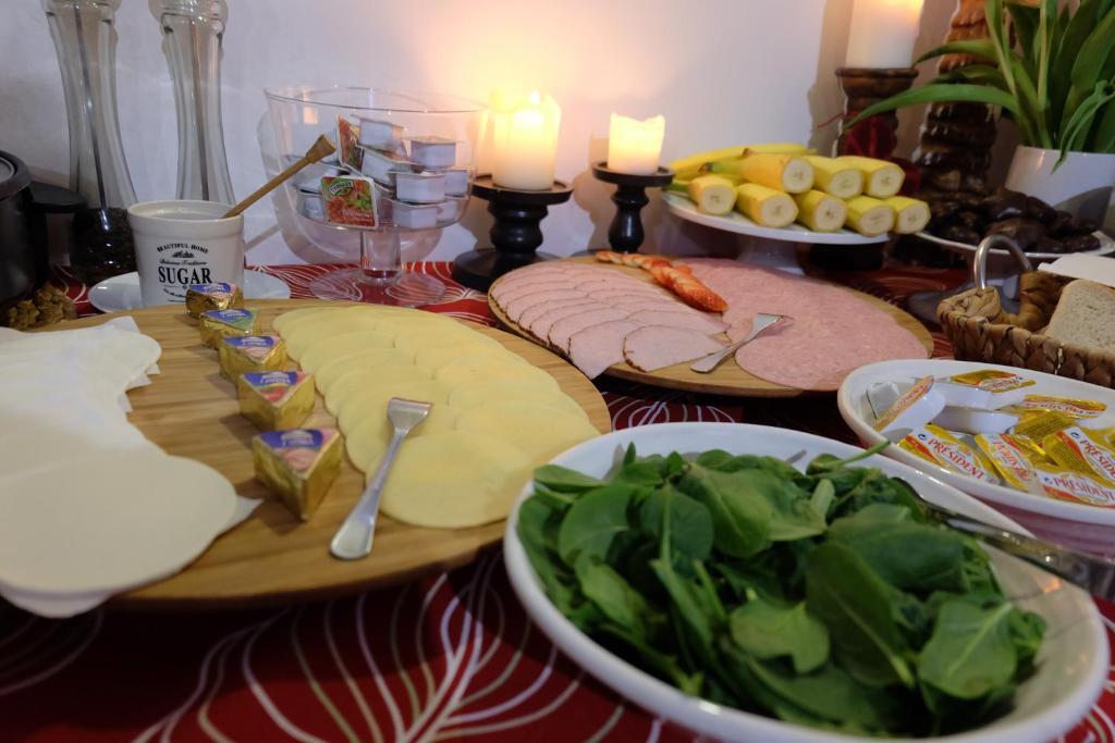 Jedlo v ubytovaní bed & breakfast alebo blízkom okolí