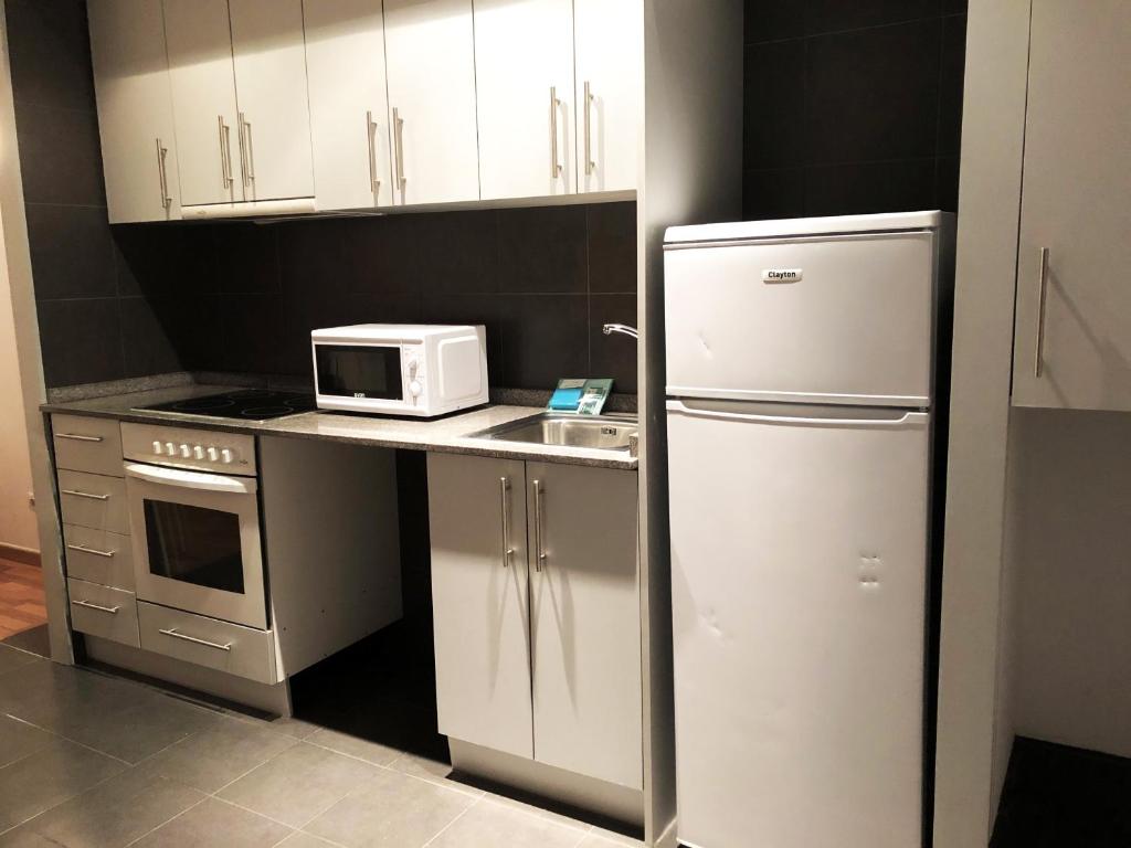 Kuchyň nebo kuchyňský kout v ubytování Apartamentos La Solana 3000
