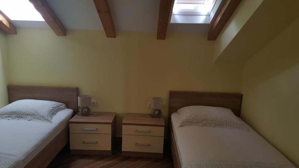 Postel nebo postele na pokoji v ubytování Apartments Kvesic