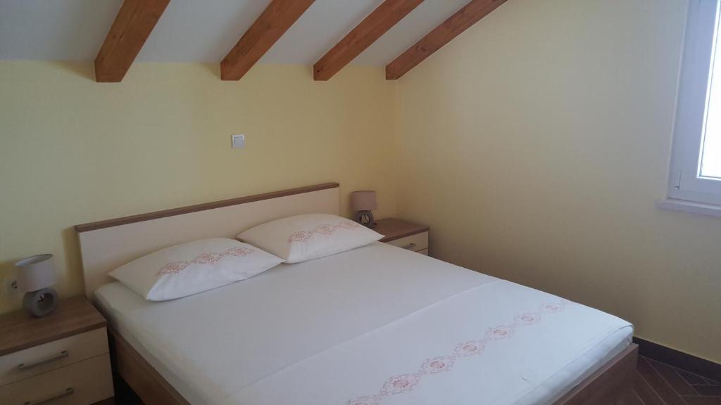 Postel nebo postele na pokoji v ubytování Apartments Kvesic