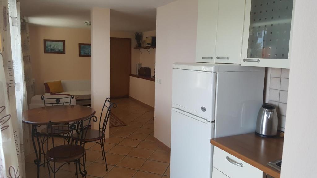 Kuchyň nebo kuchyňský kout v ubytování Apartments Kvesic