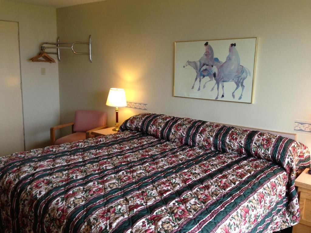 Postel nebo postele na pokoji v ubytování Hospitality Inn