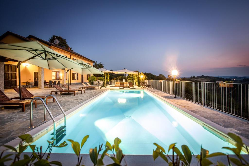 uma piscina num quintal à noite em Villa Vinory - La Mandragola em Mombercelli