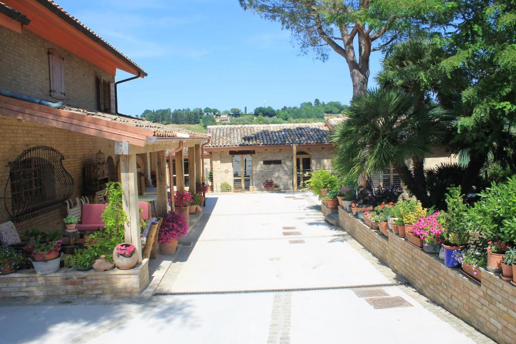 una calle con macetas al lado de un edificio en B&B Il Cavallino, en Civitanova Alta