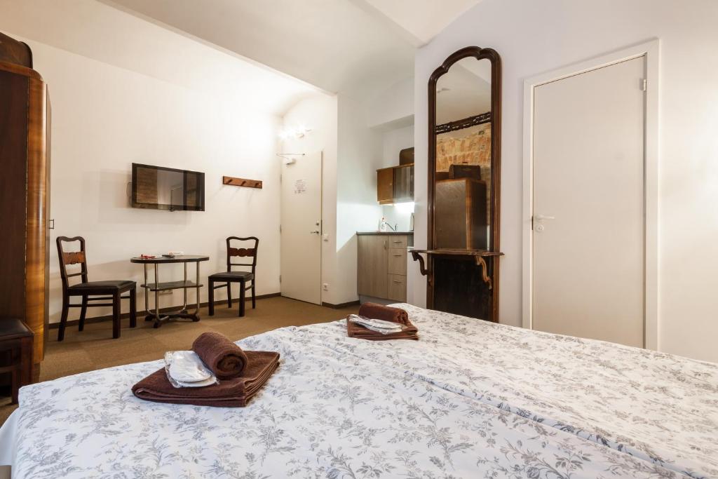 Postel nebo postele na pokoji v ubytování Janne Hotel