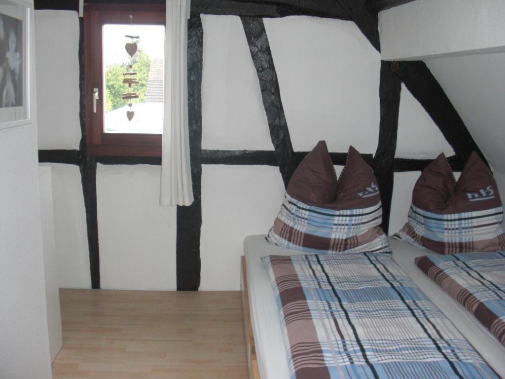 um quarto com 2 camas e uma janela em Ferienwohnung Misita em Rust