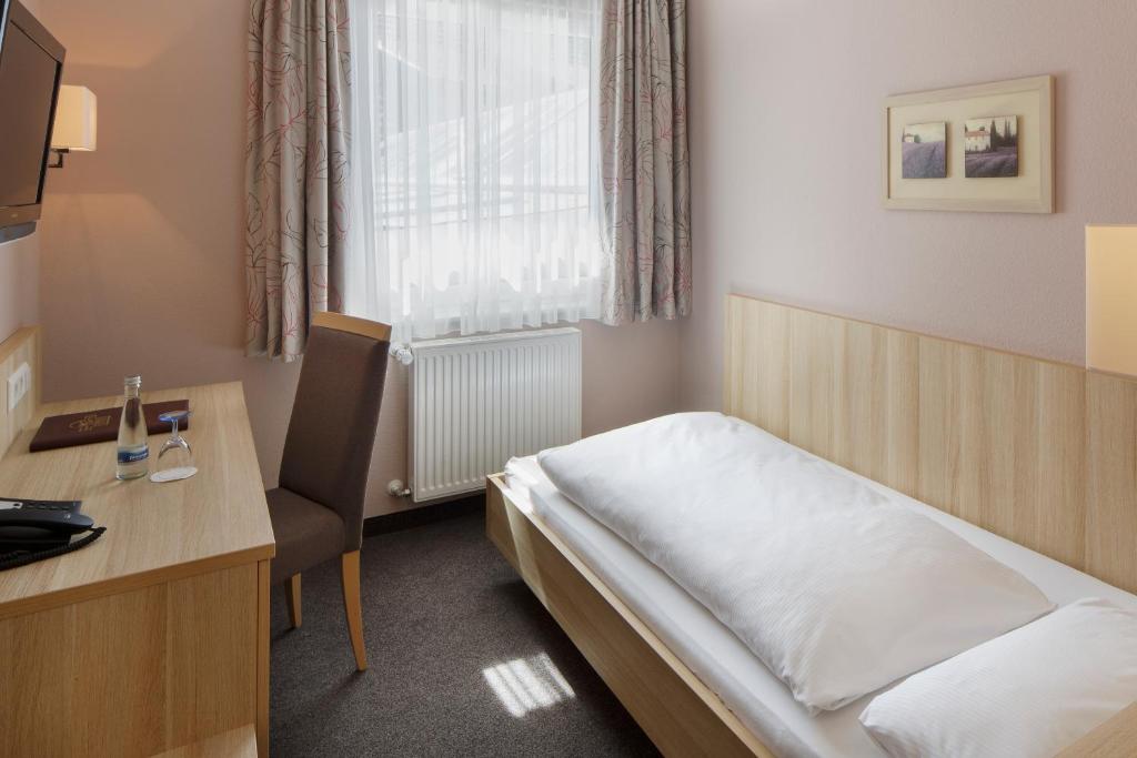 Postel nebo postele na pokoji v ubytování Hotel Schwärs Löwen Freiburg