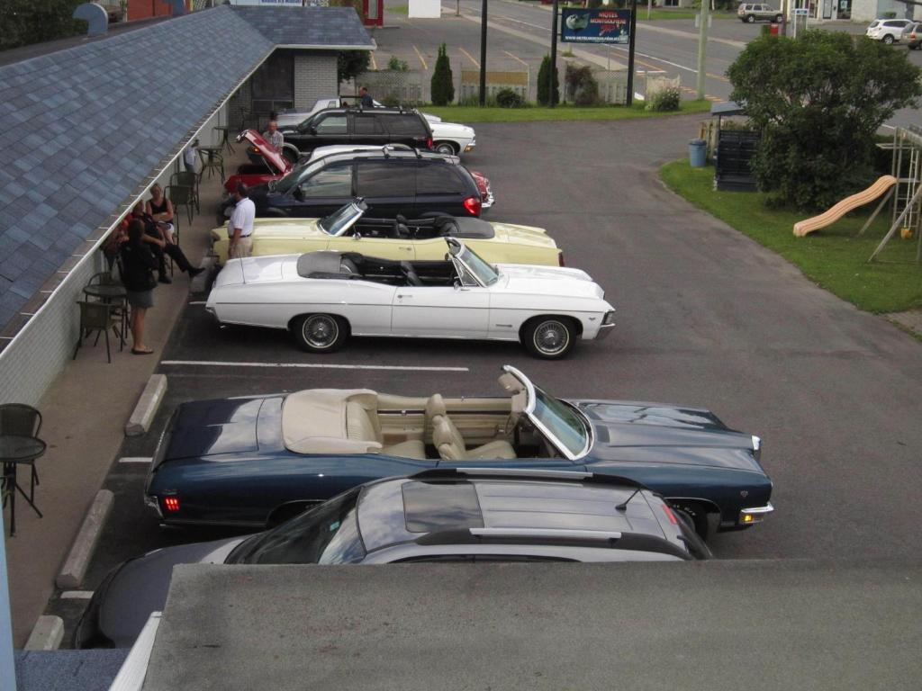 um grupo de carros estacionados num parque de estacionamento em Motel Montgolfière JP em Saint-Jean-sur-Richelieu