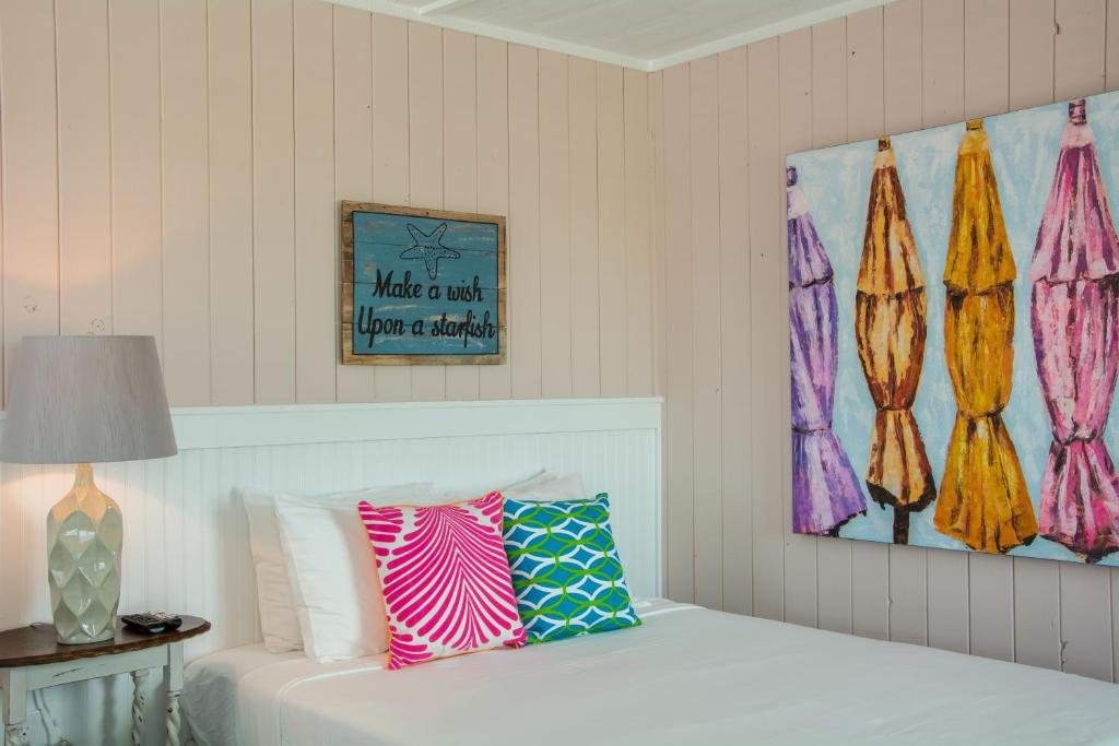 - une chambre avec un lit et une peinture murale dans l'établissement See Sea Motel, à Kill Devil Hills