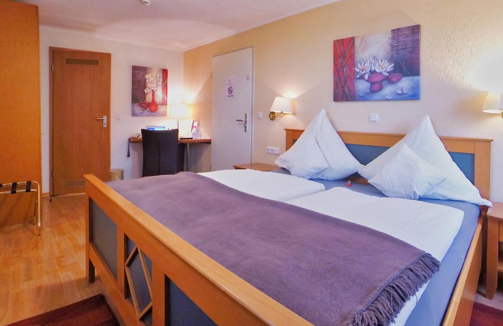 Postel nebo postele na pokoji v ubytování Hotel Maurer