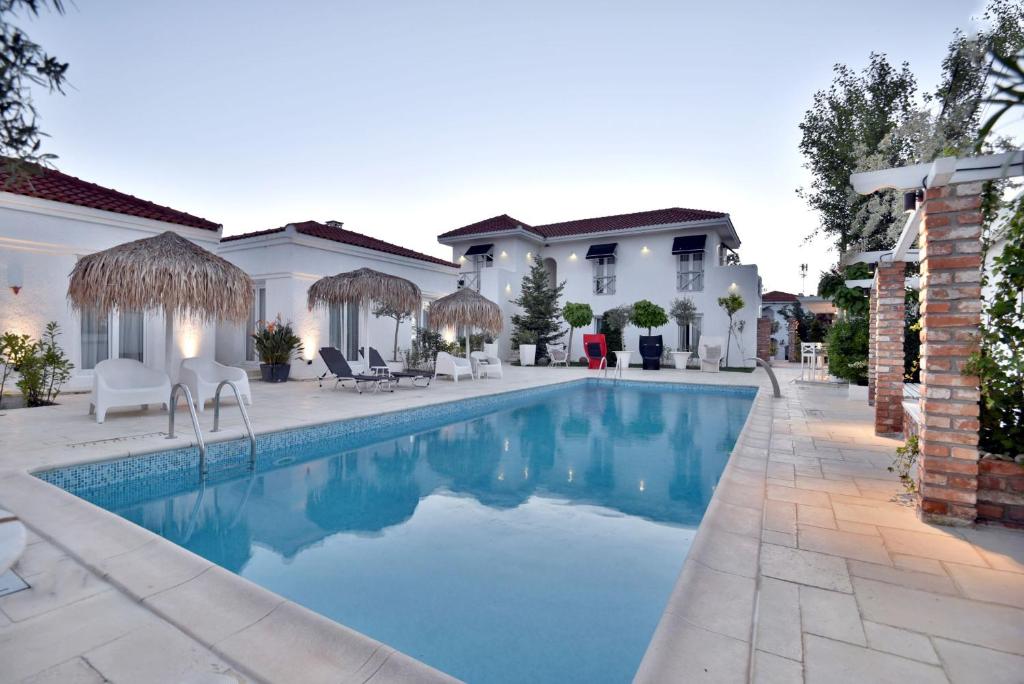 une piscine dans le jardin d'une maison dans l'établissement Maris Vama Veche, à Vama Veche