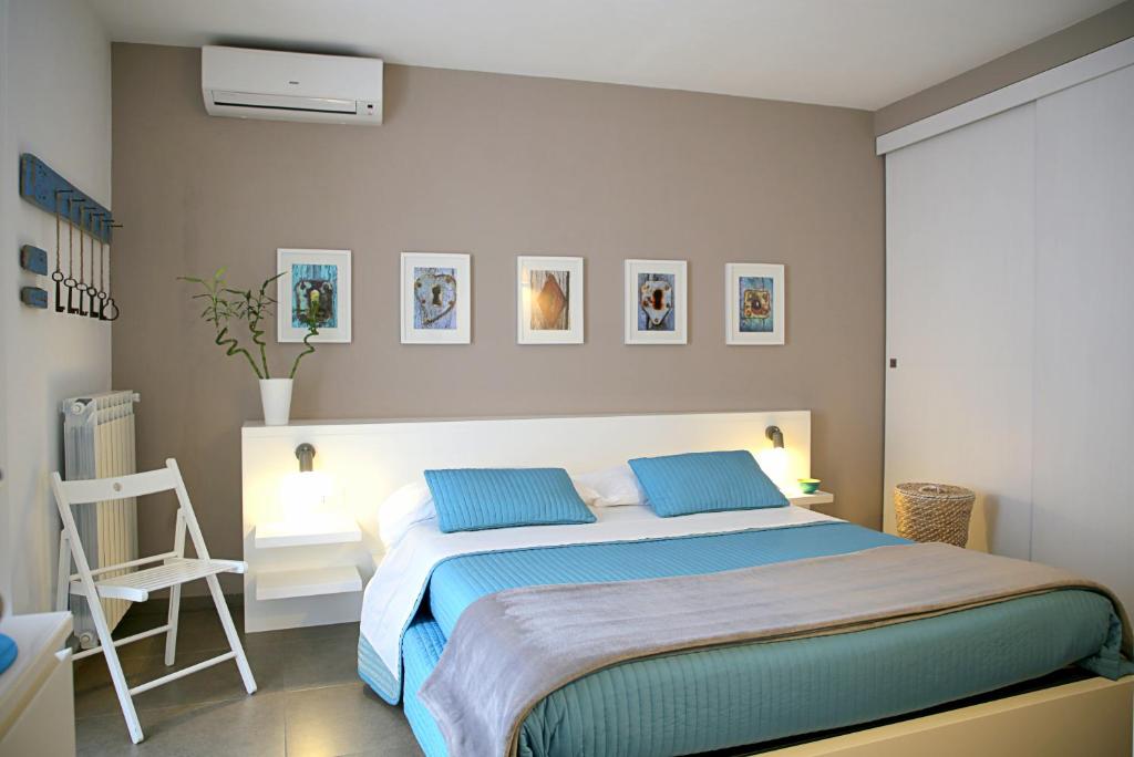 een slaapkamer met een groot bed met blauwe lakens bij TrinaSicula Ragusa Ibla in Ragusa