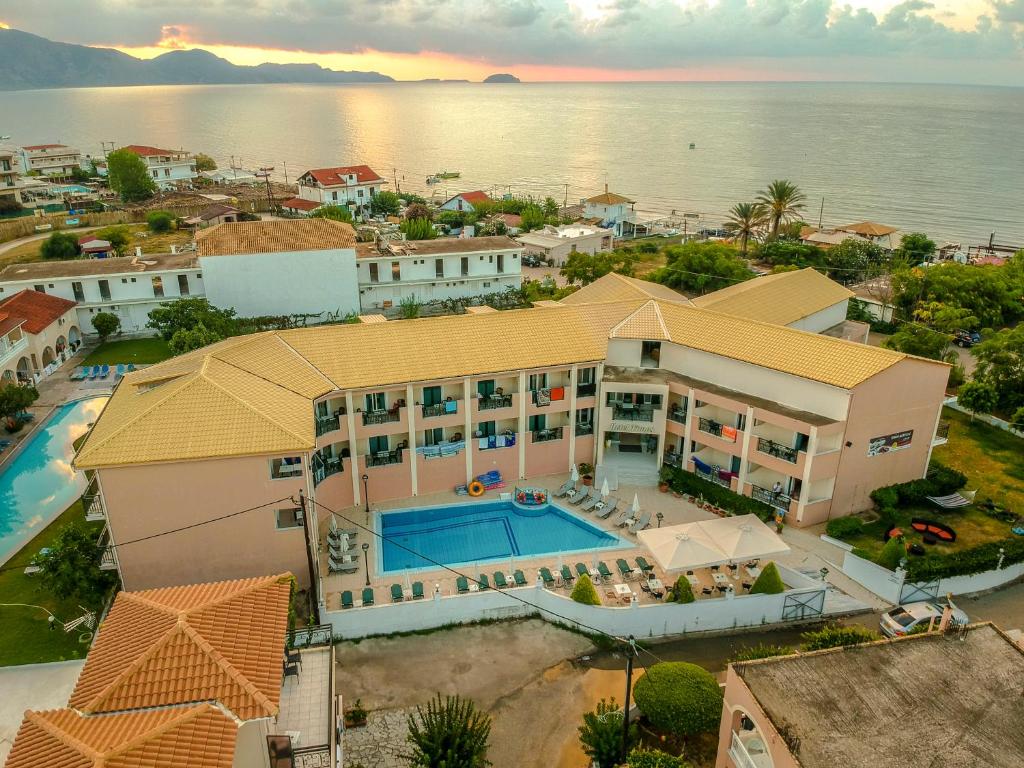 una vista aérea de una casa grande con piscina en Timos Hotel en Laganas