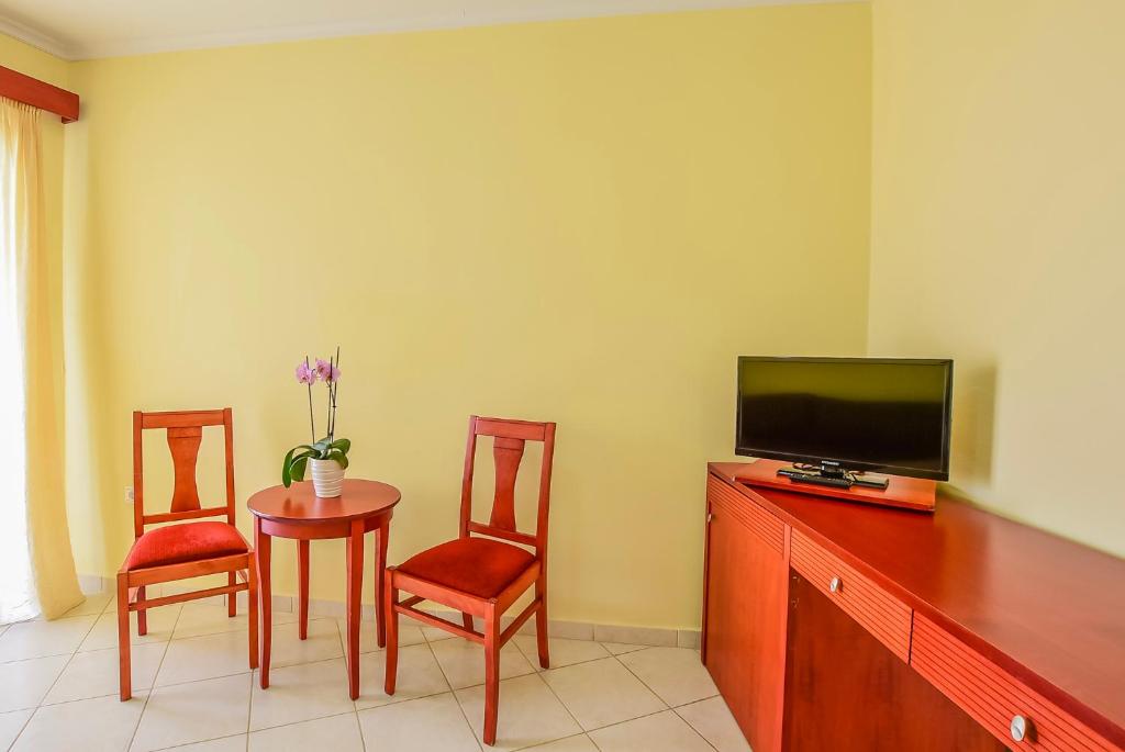 TV a/nebo společenská místnost v ubytování Timos Hotel