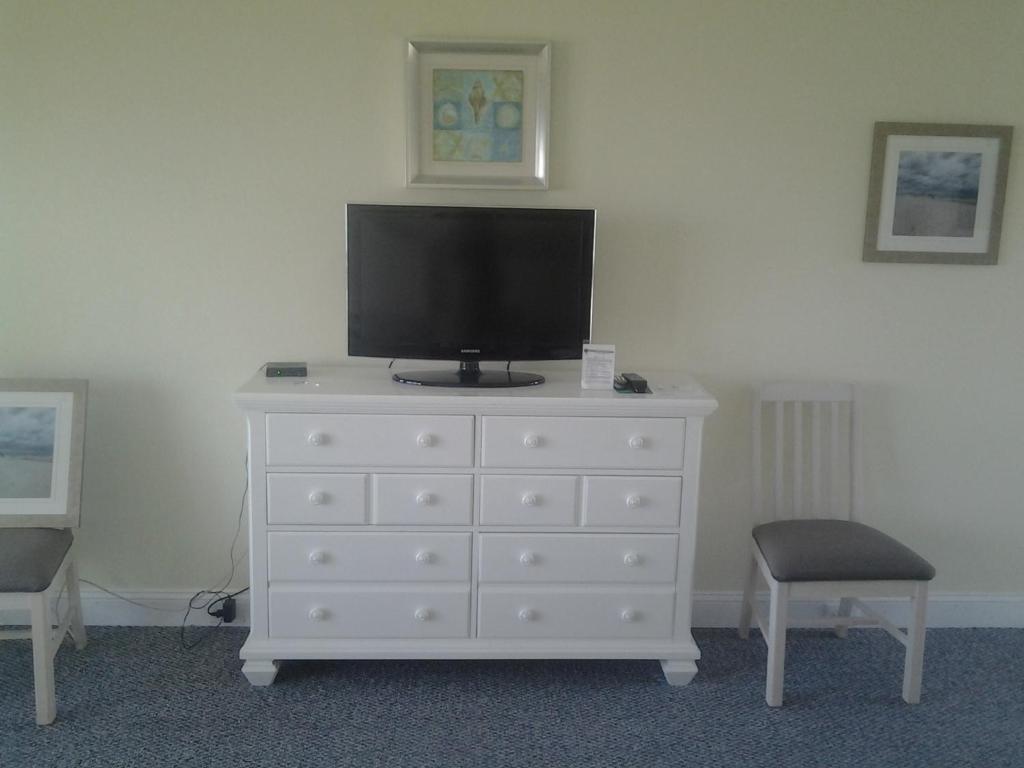TV a/nebo společenská místnost v ubytování Surf & Sand Beach Motel