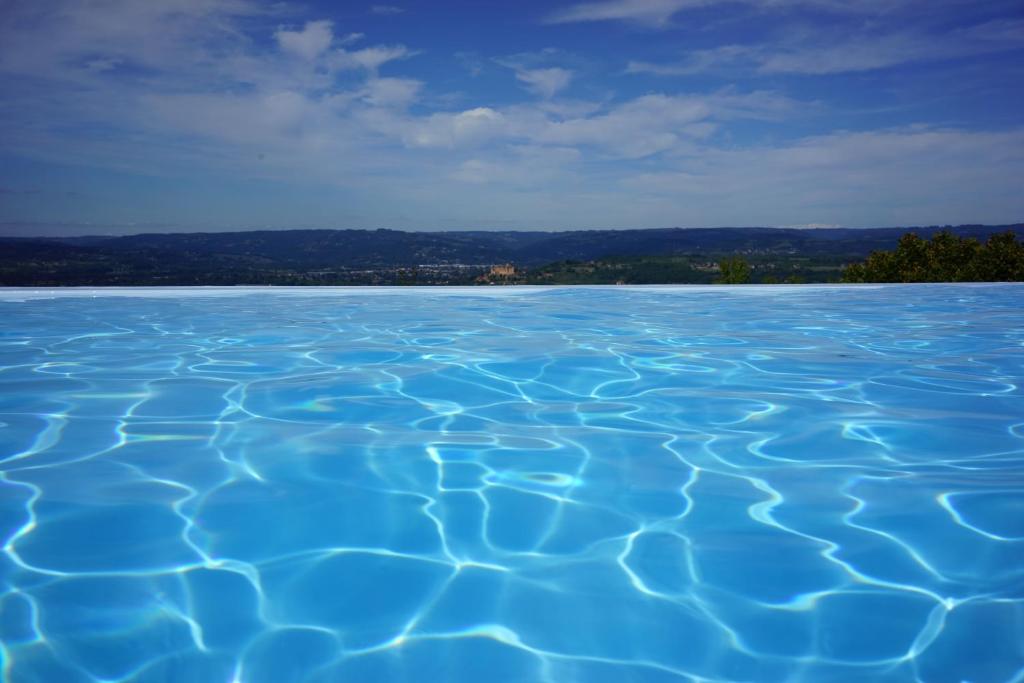 Bazén v ubytování Le Relais de Castelnau nebo v jeho okolí