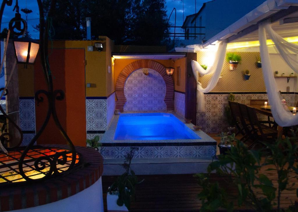 una piscina en un patio trasero por la noche en Ca L'Isabel, en Villanueva de los Castillejos