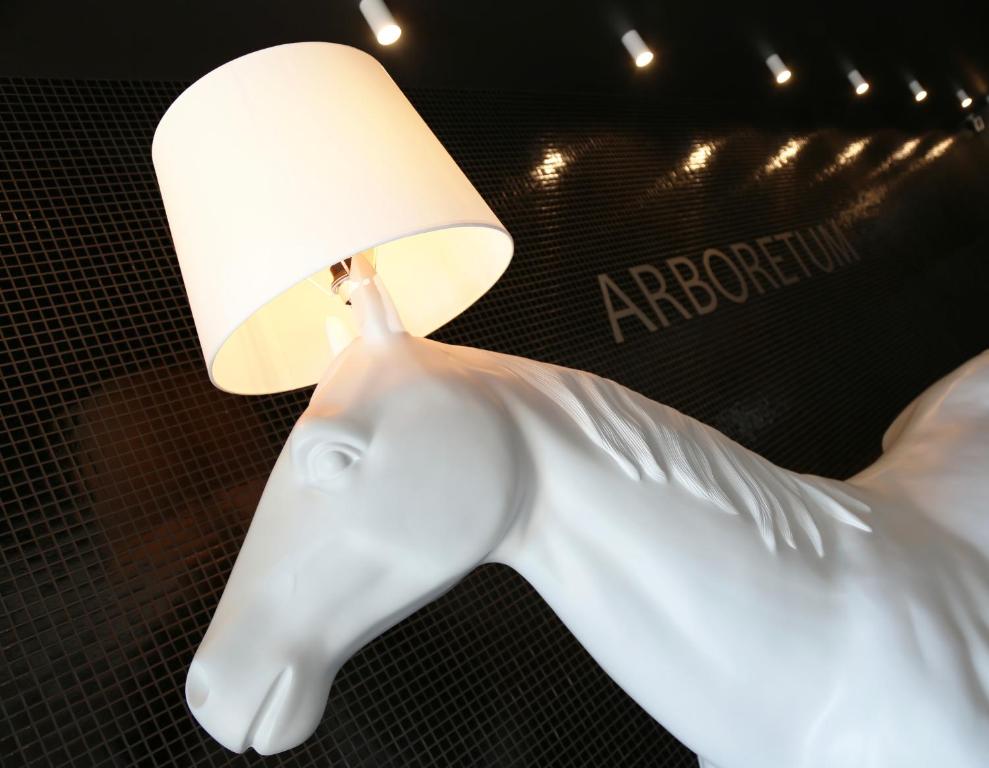 biała lampa jednorożca z białym odcieniem w obiekcie Arboretum Hotel w mieście Wolbórz