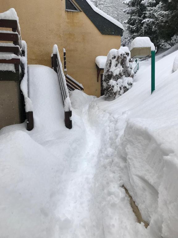 une pile de neige devant une maison dans l'établissement Residence Courbet Meylouga, à Cauterets
