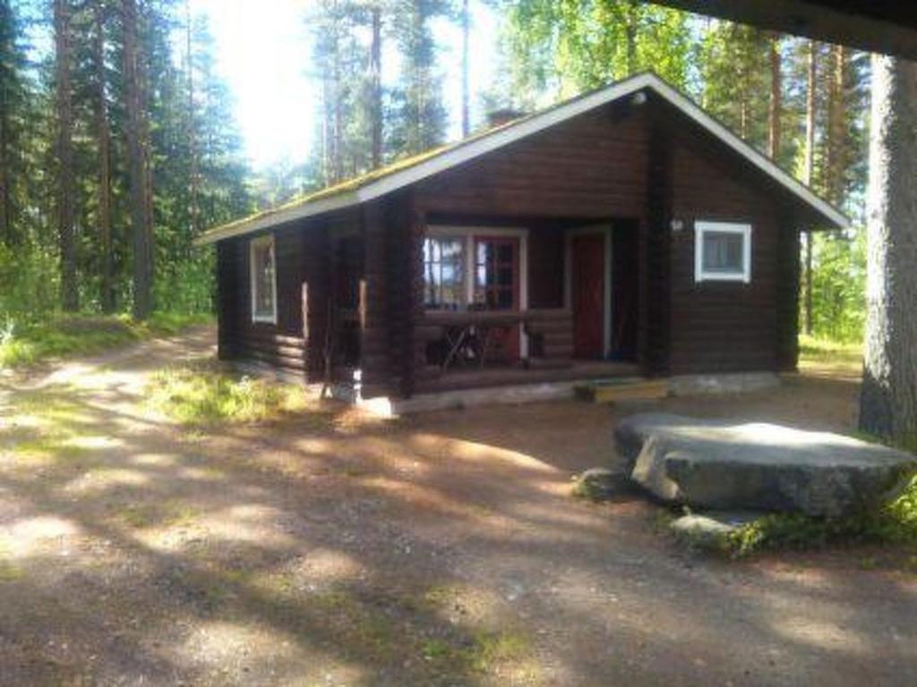 una pequeña cabaña en medio de un bosque en Holiday Home Villa paloska- cjoe054 by Interhome, en Liperi