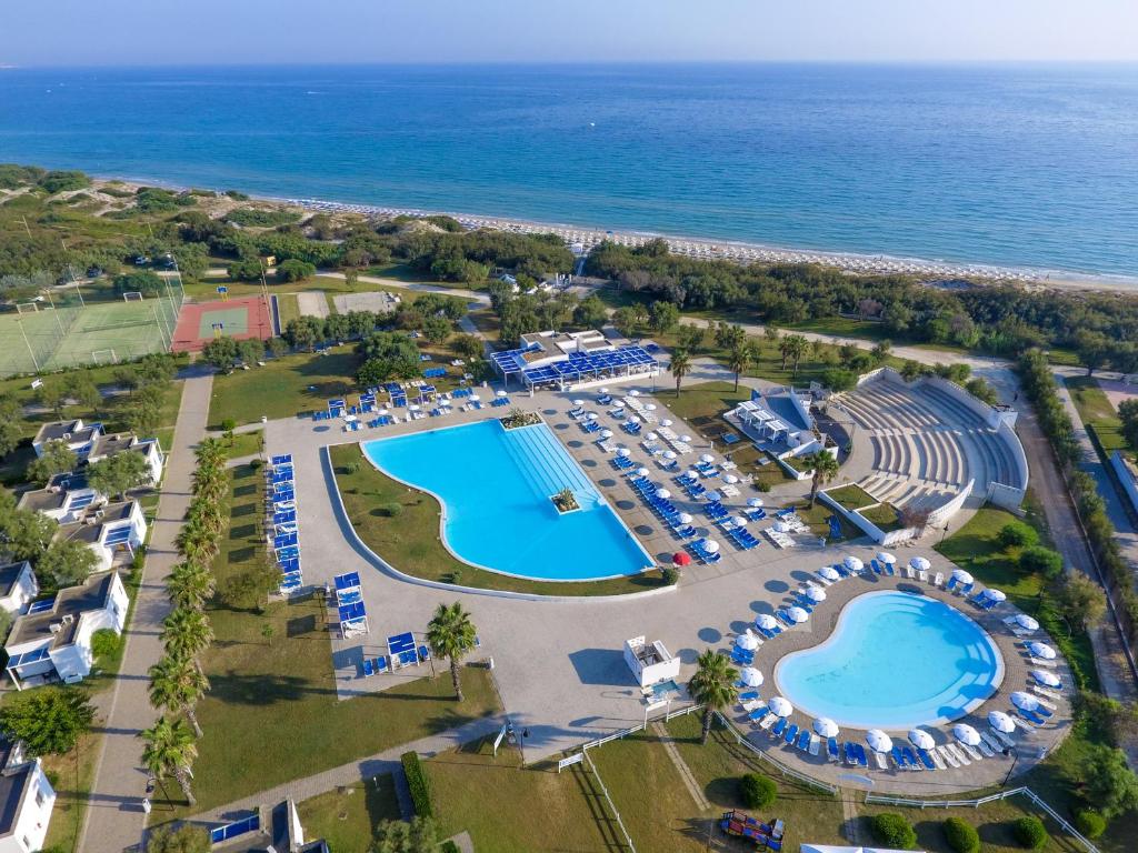 einem Luftblick auf ein Resort mit Pool und Meer in der Unterkunft Futura Club Torre Rinalda in Torre Rinalda