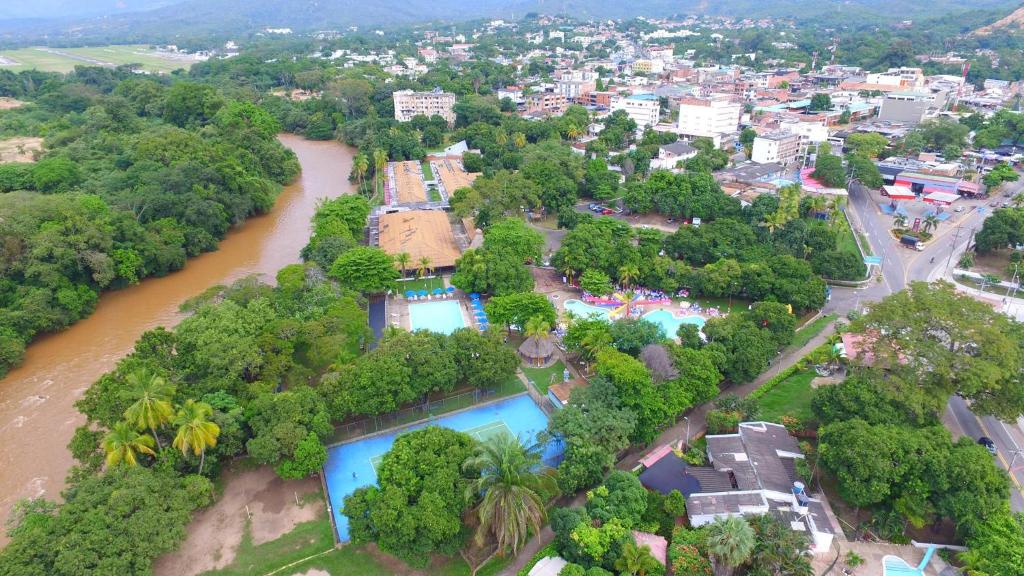 una vista aerea su un fiume e su una città di Hotel Guadaira Resort a Melgar