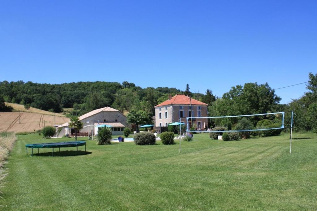 Gîtes Grand Pré ! et la Roulotte de Roquecor - Casa De Dos Dormitorios