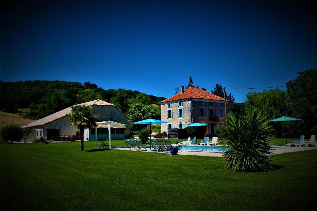 une maison avec une cour, une piscine et un bâtiment dans l'établissement Gîtes Grand Pré ! et la Roulotte de Roquecor, à Roquecor