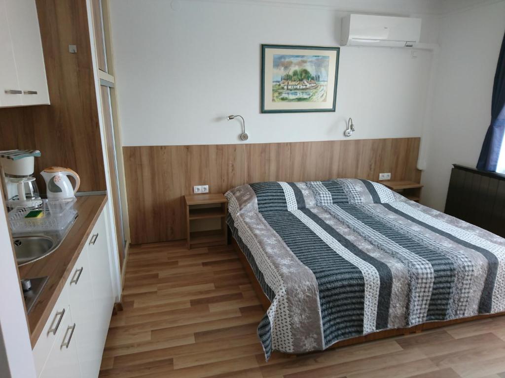 Posteľ alebo postele v izbe v ubytovaní Klára Villa Apartman