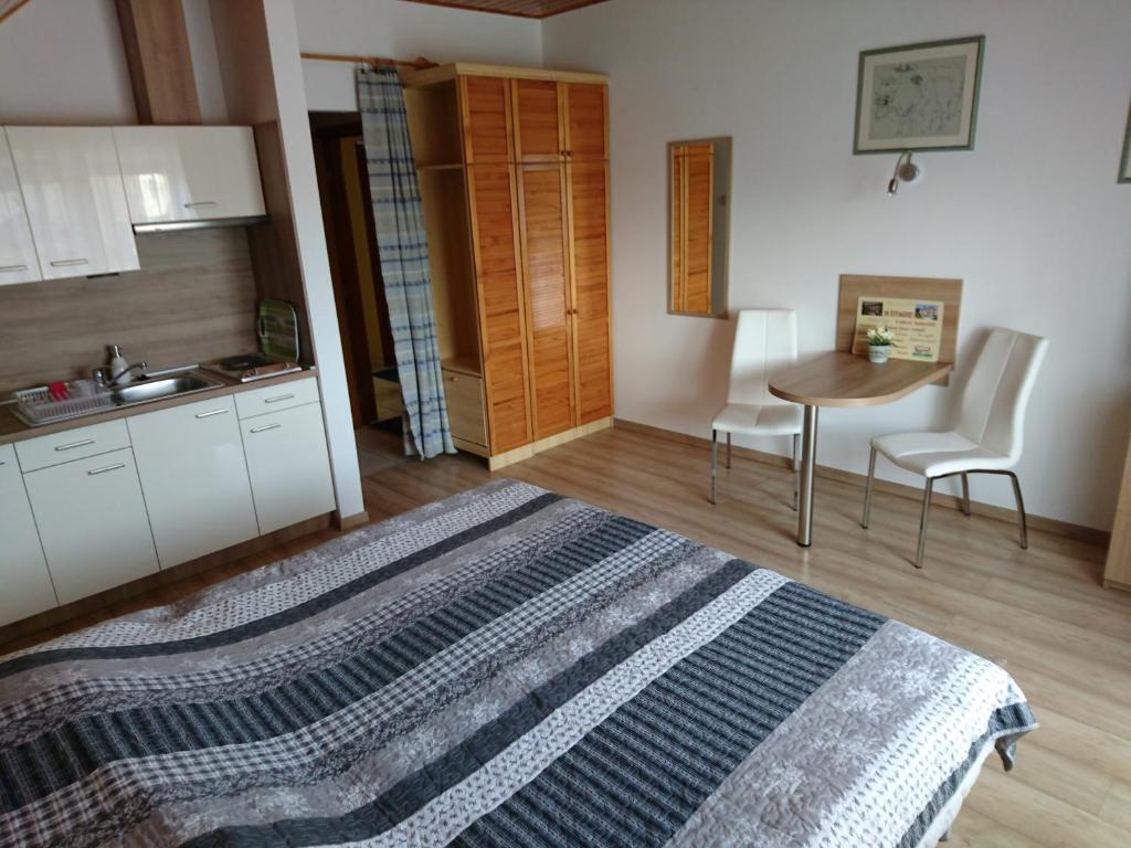 Kuchyňa alebo kuchynka v ubytovaní Klára Villa Apartman