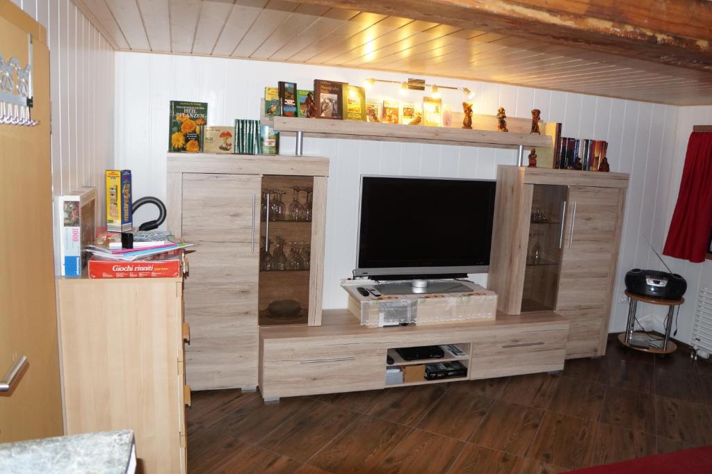 un grande centro di intrattenimento in legno con TV a schermo piatto di Haya a Naters