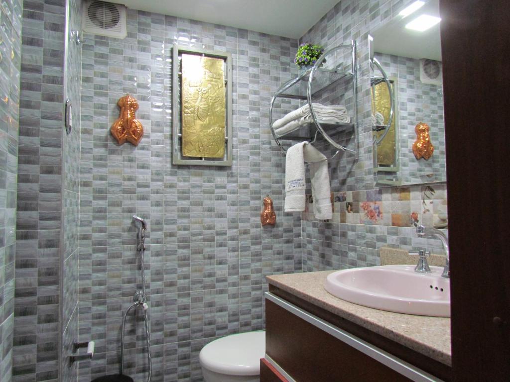 Koupelna v ubytování Hotel Apartasuite Normandia
