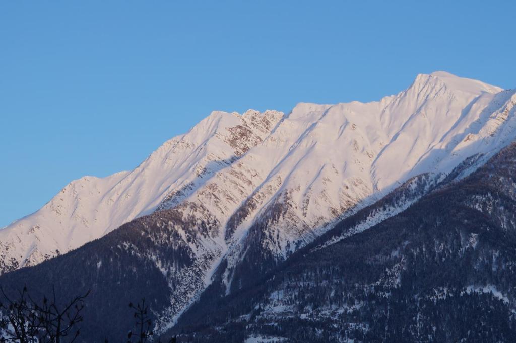 Vista generica sulle montagne o vista sulle montagne dall'interno dell'appartamento