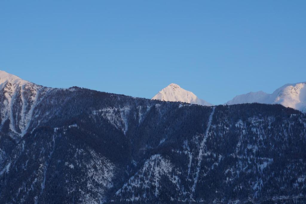 Vista generica sulle montagne o vista sulle montagne dall'interno dell'appartamento