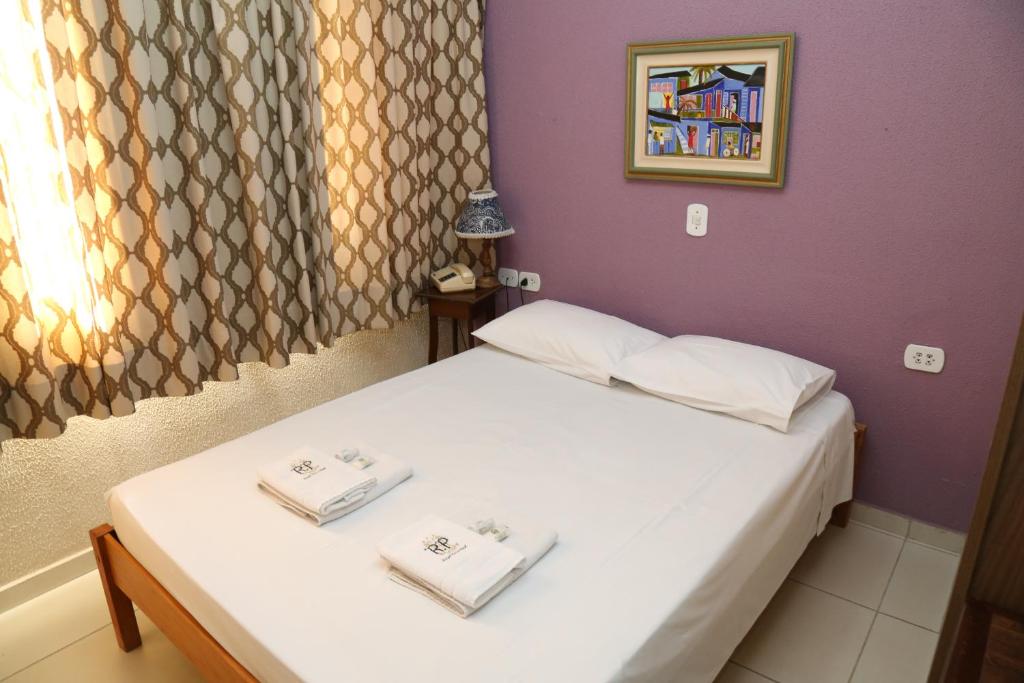Postel nebo postele na pokoji v ubytování Royal Plaza Hotel