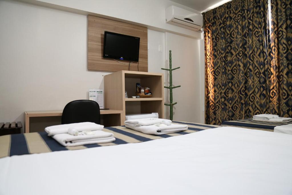 Postel nebo postele na pokoji v ubytování Royal Plaza Hotel