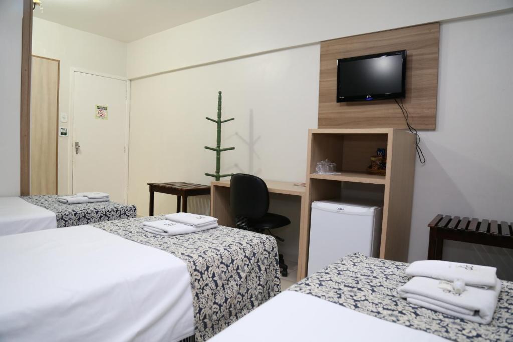 Postel nebo postele na pokoji v ubytování Royal Plaza Hotel