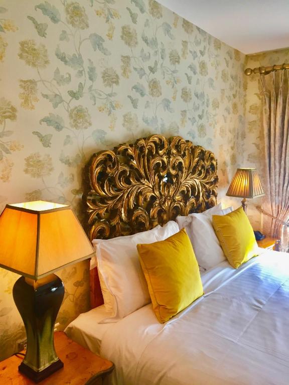 Postel nebo postele na pokoji v ubytování No.1 Pery Square Hotel & Spa
