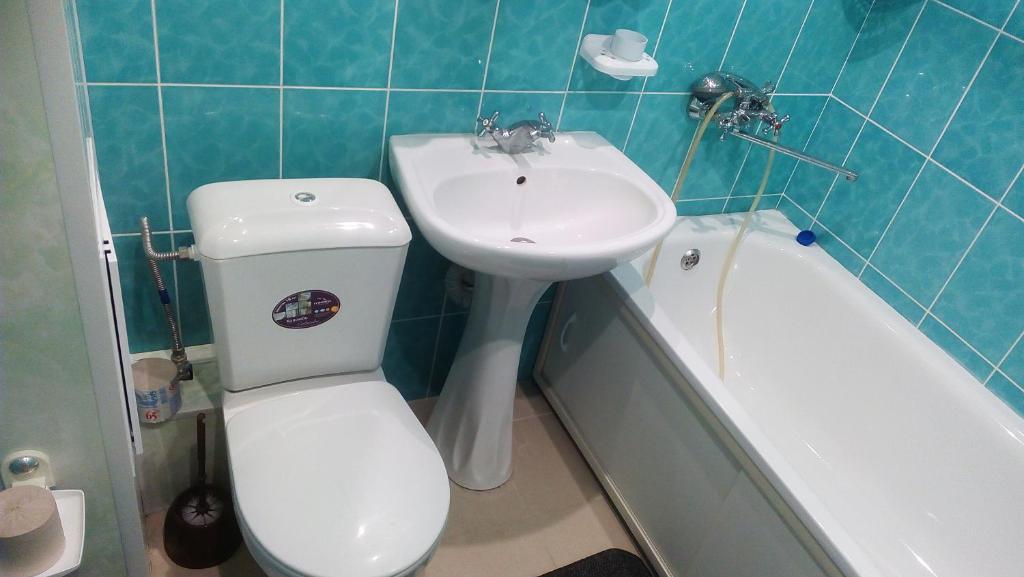 La salle de bains est pourvue de toilettes, d'un lavabo et d'une baignoire. dans l'établissement Квартири в центрі, à Yuzhnoukrainsk 