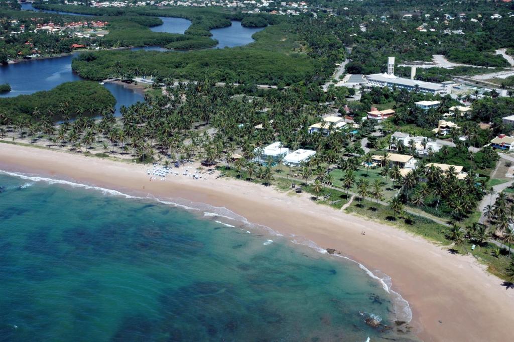 Busca-VidaにあるBahia Plaza Hotelのビーチと海の空中写真