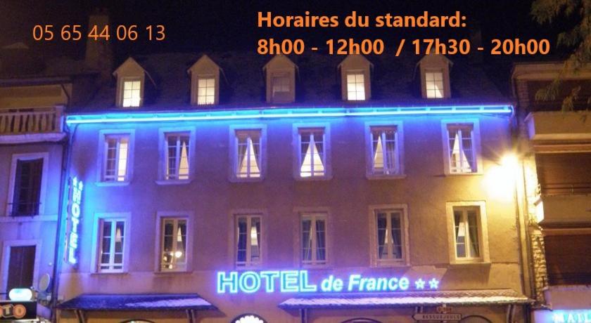 Un bâtiment éclairé avec des feux bleus allumés dans l'établissement Hôtel de France, à Espalion